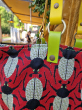 Cargar imagen en el visor de la galería, BOLSO BEETLES ROJO
