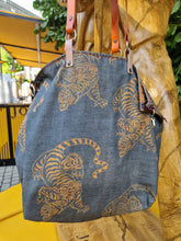 Cargar imagen en el visor de la galería, BOLSO HAN KANG GRIS Y NARANJA
